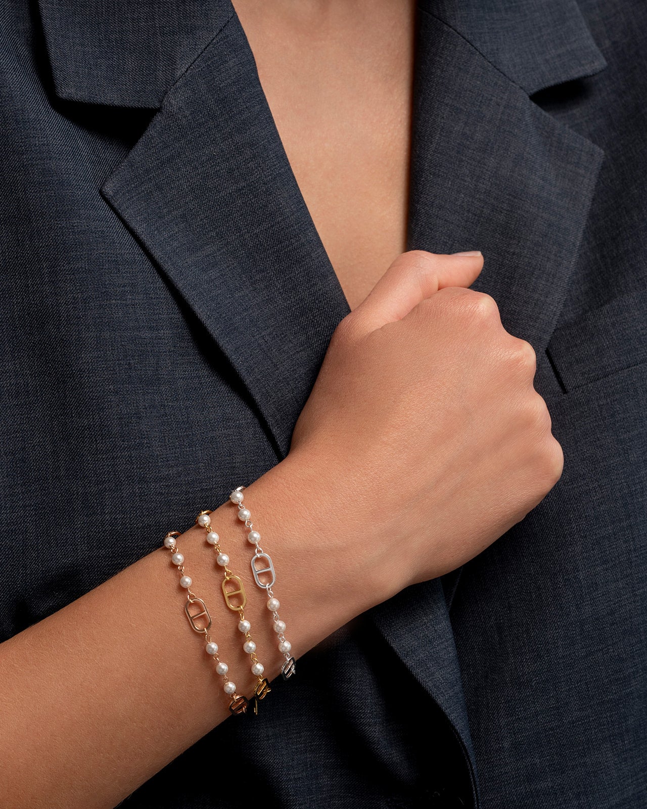 Bracciale elegante con perle e dettagli in argento 925, design moderno per donna, ideale da abbinare o indossare da solo