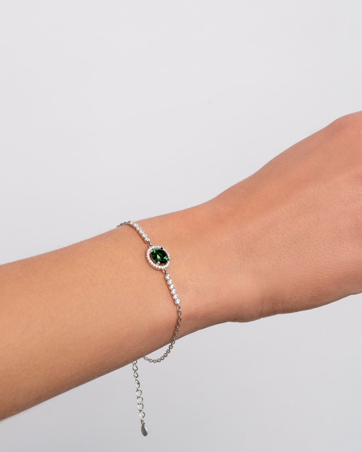 Elegante bracciale in argento 925 con una pietra preziosa verde smeraldo e l'altra con una pietra di color viola, circondato da un delicato cerchio di zirconia cubica, che mostra un design minimalista e moderno .