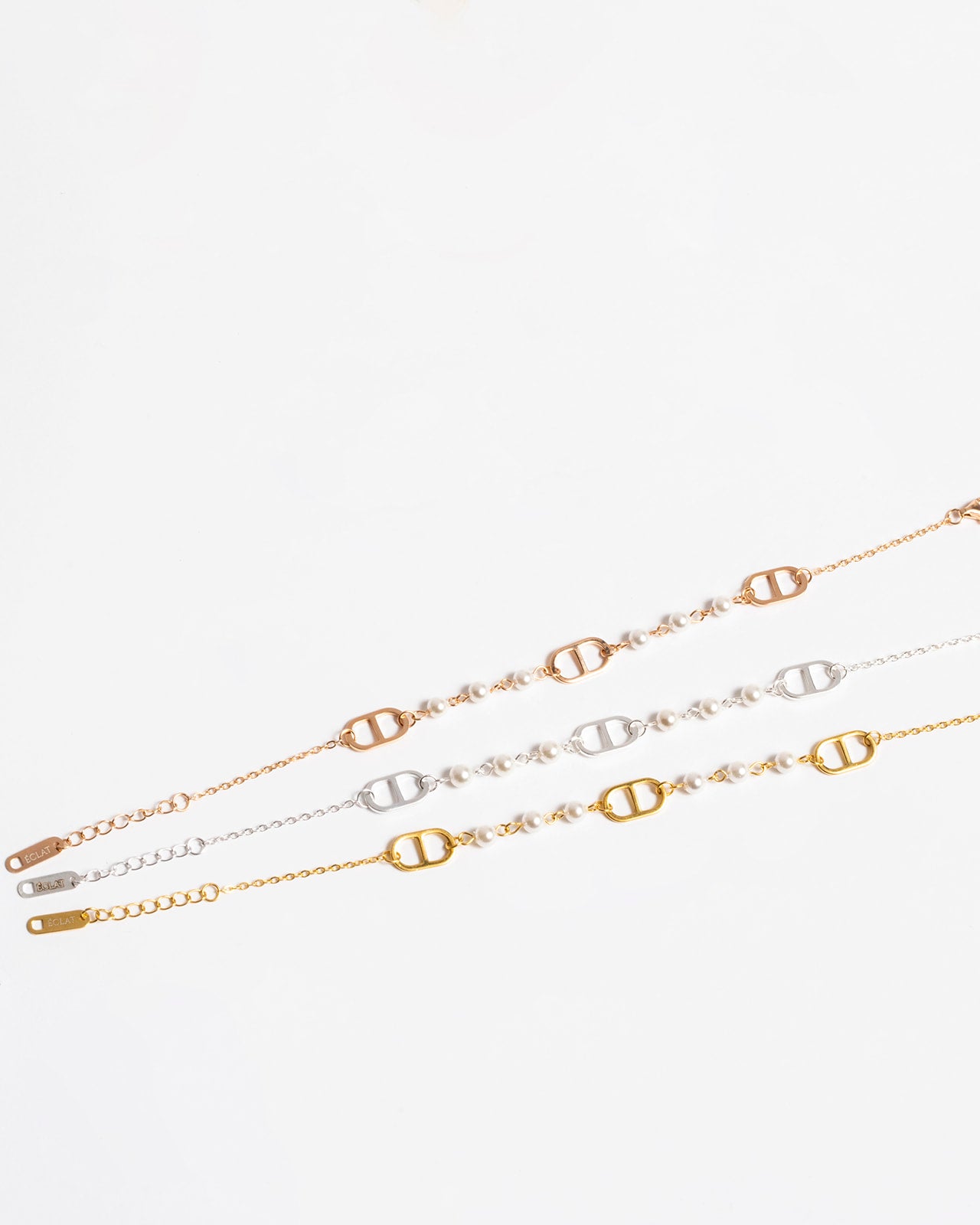 Bracelet élégant avec perles et détails en argent 925, design moderne pour femme, parfait à superposer ou porter seul