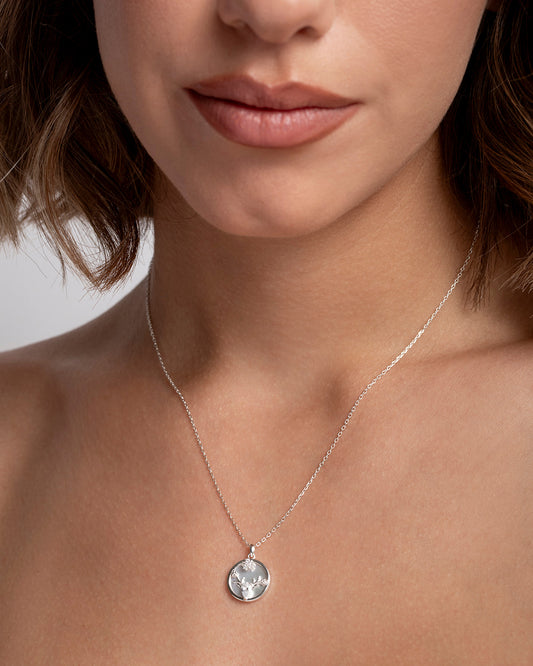 Collana singola pendente Cervo in Argento 925 indossata. Gioiello minimalista perfetto per tutti i giorni.