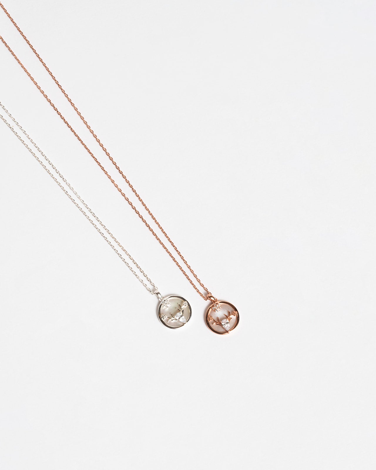 Collana Y design cervo e doppia catena. Argento 925 placcato oro rosa. Gioiello donna per Natale.