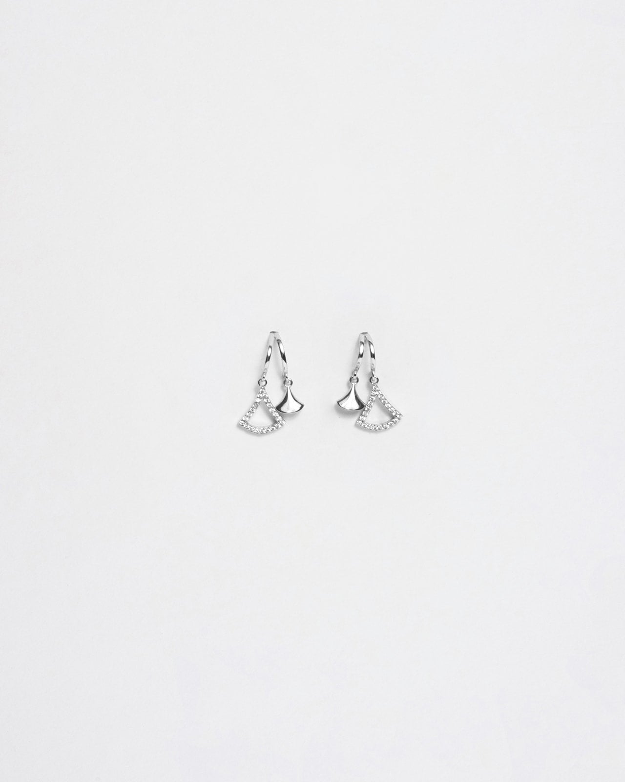 Mini belletjes oorbellen van 925 zilver verguld en gerodineerd met zirkonia – Collectie ÉCLAT Gioielli