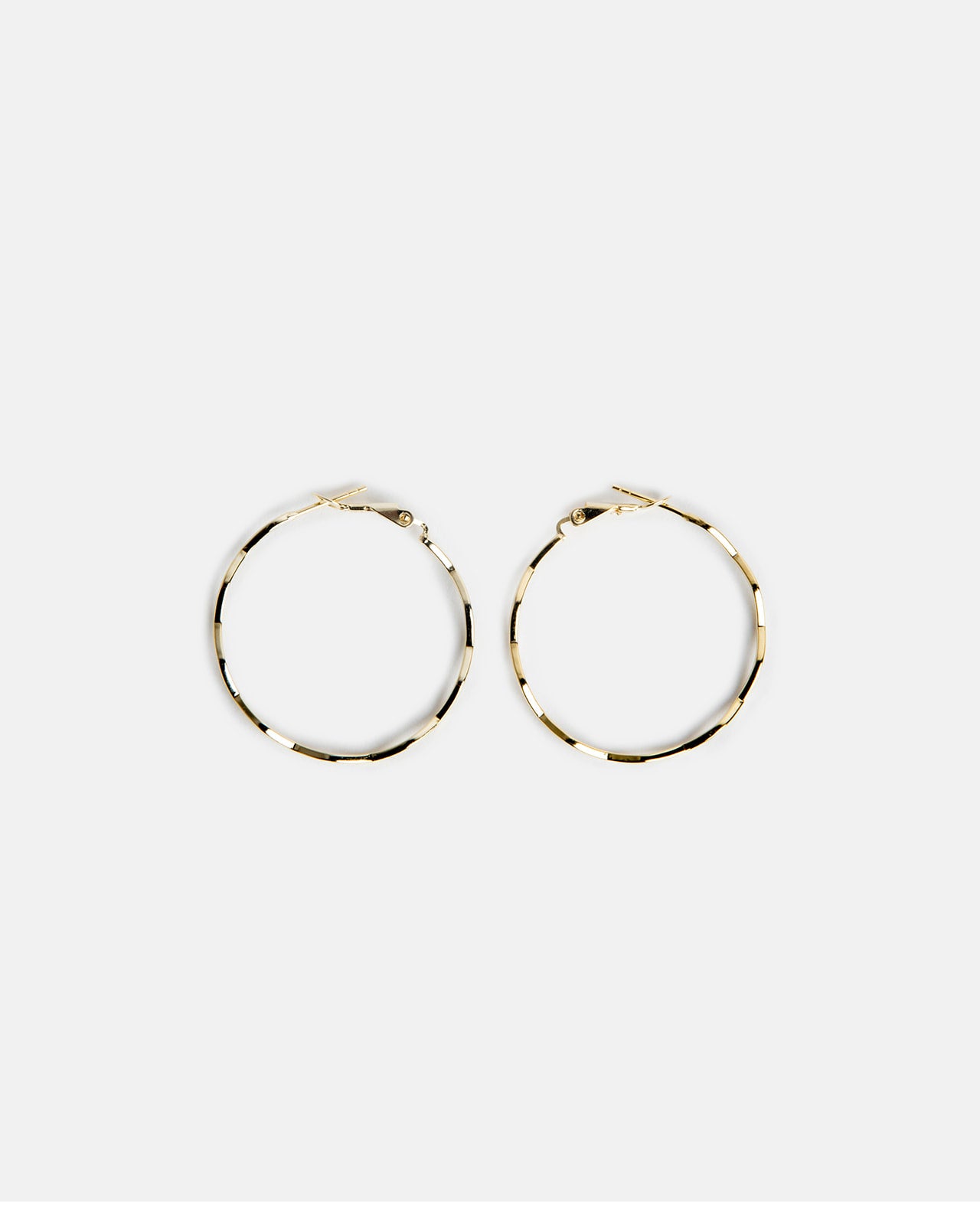 orecchini a cerchio grandi placcati oro 18k donna lavorazione diamond cut sfaccettata su sfondo bianco