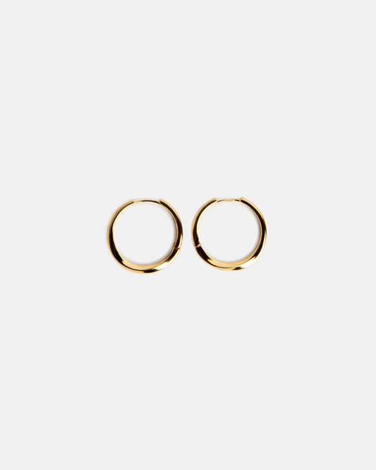 orecchini a cerchio placcati oro 18k donna spessore piatto minimal lucido su sfondo bianco