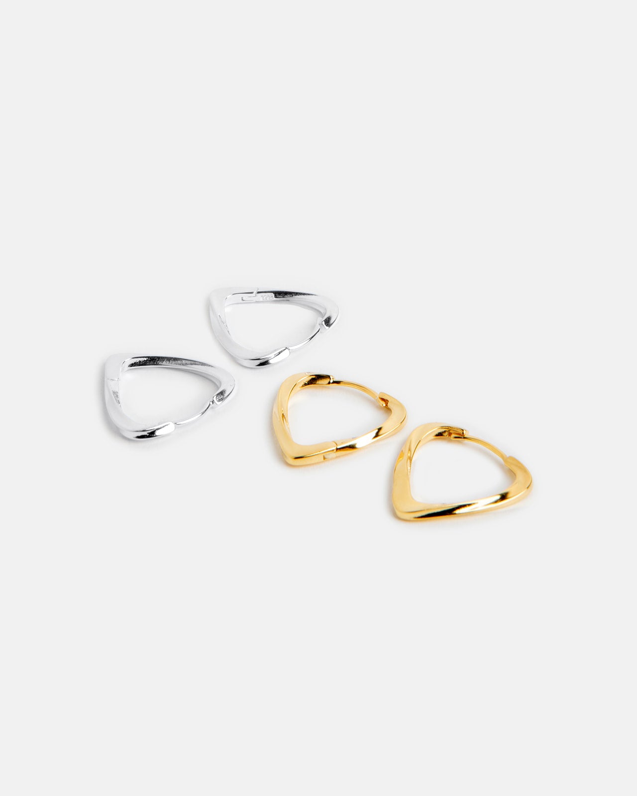 gruppo orecchini a cerchio triangolo ondulato in argento 925 e placcato oro 18k su sfondo bianco