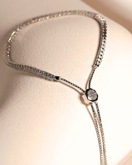 Dettaglio ravvicinato della chiusura scorrevole regolabile del bracciale tennis ÉCLAT in argento.