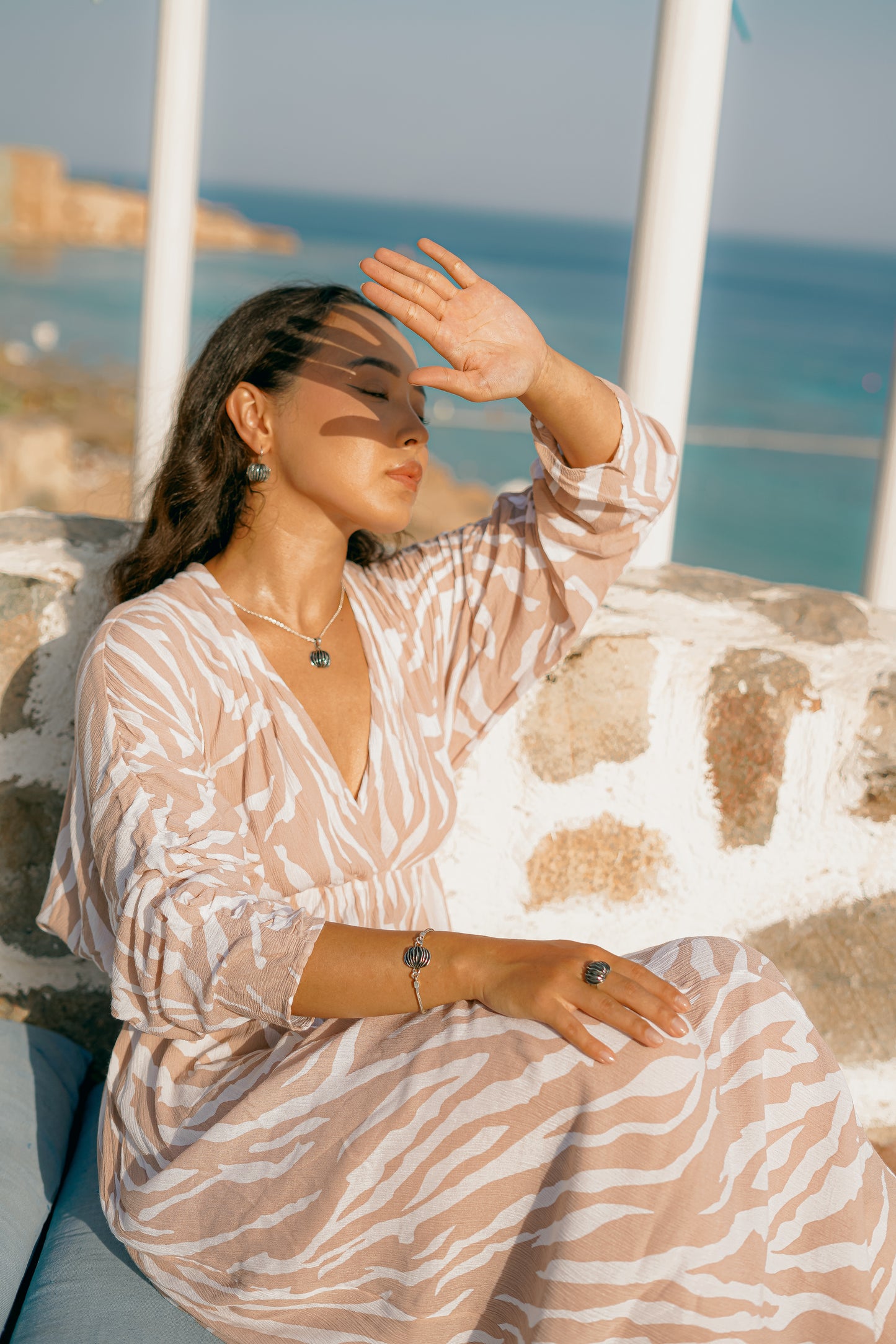 "Dettaglio gioielli artigianali Éclat: collana e anello della linea Guscio di Shali in Argento 925 con texture lamellare. Gioielli di design dallo stile etnico-contemporaneo."