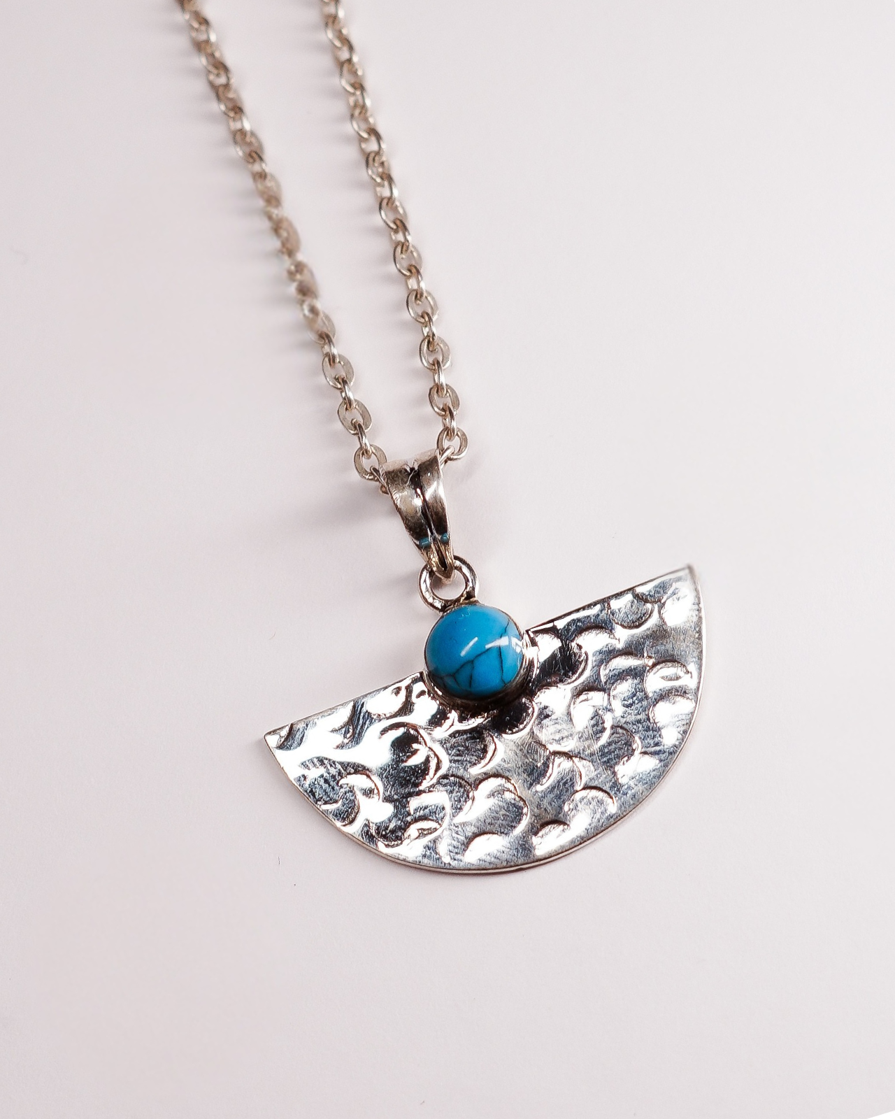 Collana Oasi di Cleopatra Éclat Gioielli: pendente a semicerchio in Argento 925 martellato con Turchese centrale. Gioiello artigianale della Collezione Siwa ispirato all'antico Egitto."