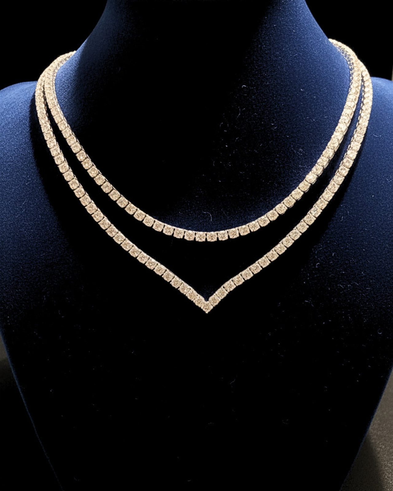 Collana tennis a V ÉCLAT in argento 925 con zirconi su busto espositore blu navy 