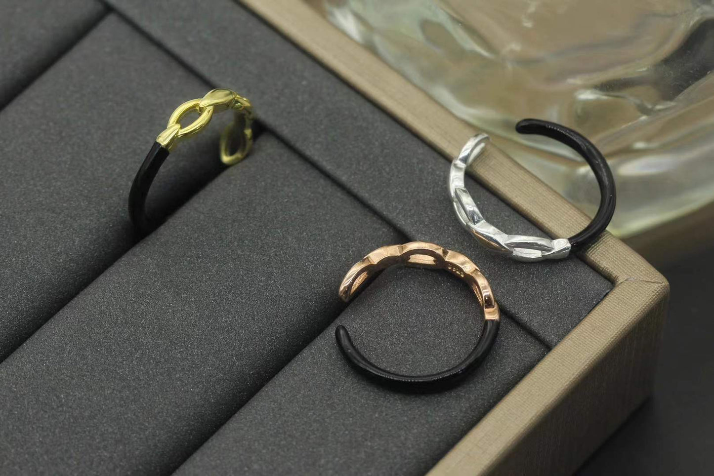 Anello Intreccio Divino in Argento 925. Un design unico a maglie, disponibile in argento, oro rosa e oro giallo. Eleganza e versatilità al tuo polso