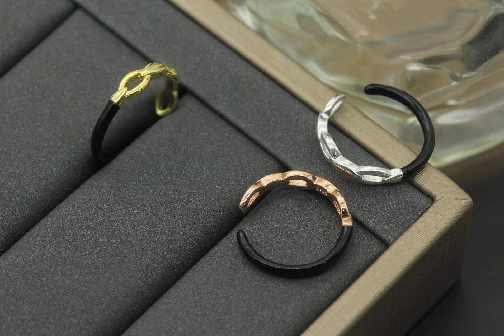 Anello Intreccio Divino in Argento 925. Un design unico a maglie, disponibile in argento, oro rosa e oro giallo. Eleganza e versatilità al tuo polso