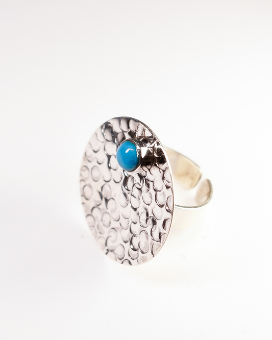 "Anello regolabile in Argento 925 con pietra di Turchese azzurro taglio cabochon Éclat Gioielli Collezione Siwa. Gioiello artigianale ispirato all'Oasi di Cleopatra e allo stile etnico raffinato. Pietra azzurra incastonata in argento sterling su sfondo bianco."