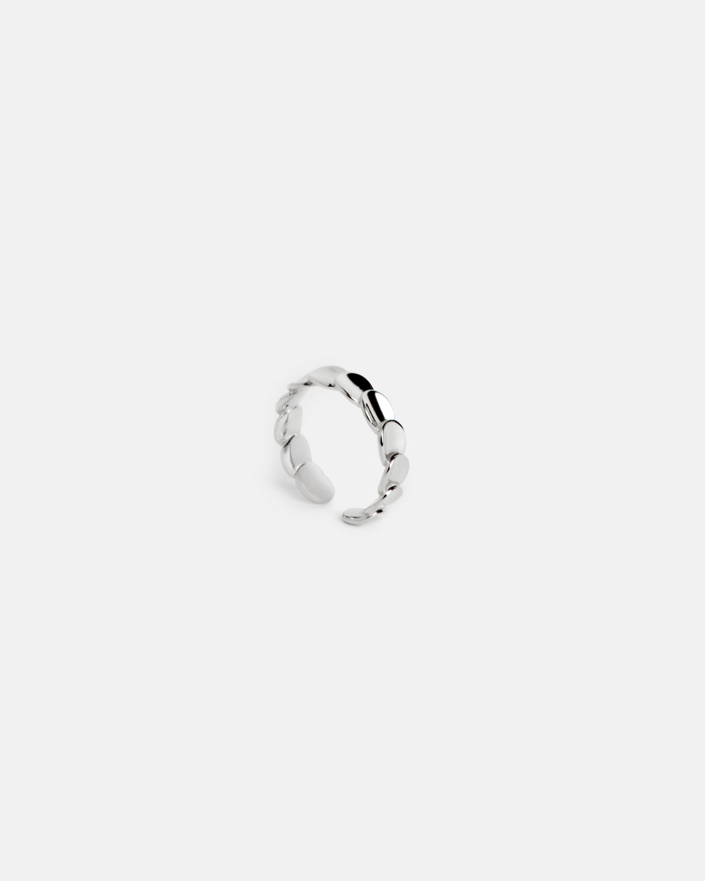 Anello regolabile in Argento 925 con design a squame lucide, visto su sfondo bianco.