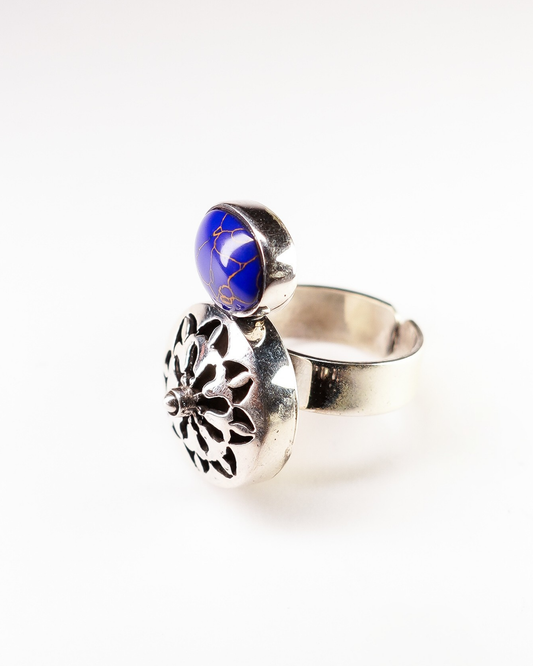 Anello in Argento 925 Éclat Gioielli con Lapislazzulo blu profondo e rosone inciso. Gioiello etnico ispirato al misticismo dell'Oasi di Siwa."