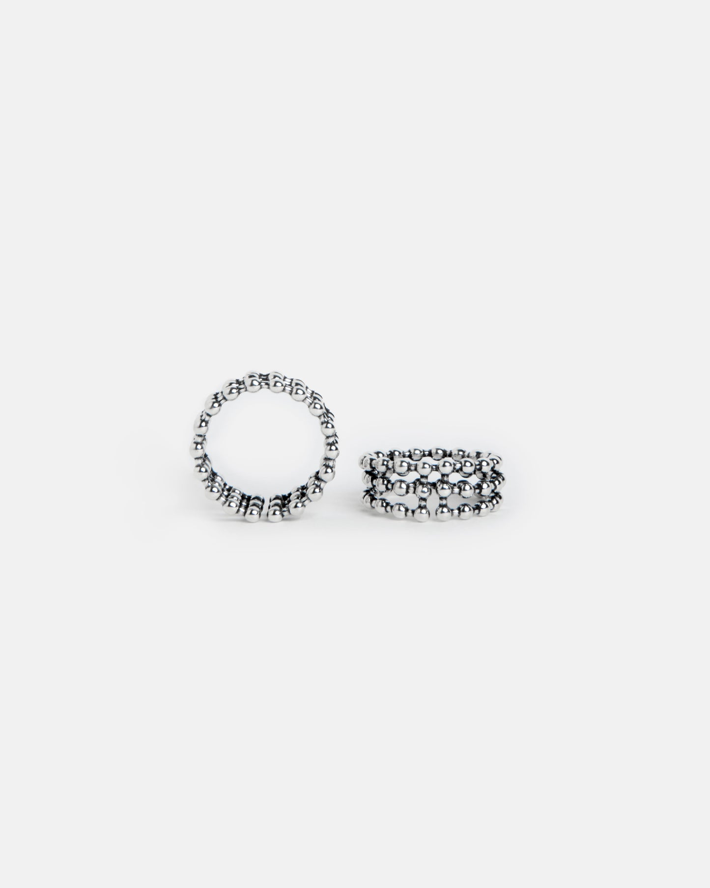 Anello stackable in Argento Sterling 925 con texture beaded, mostrato da due angolazioni su sfondo bianco.