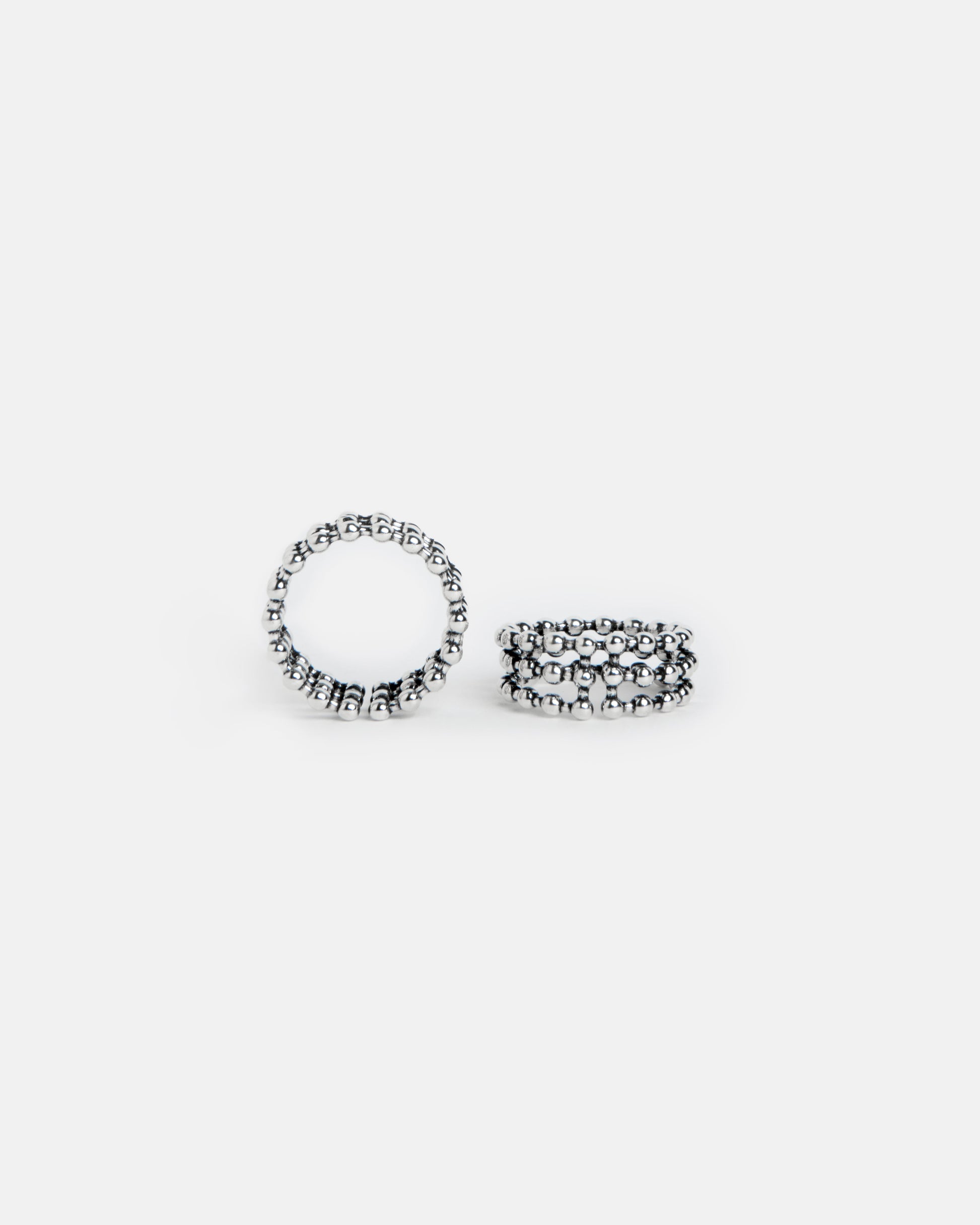 Anello stackable in Argento Sterling 925 con texture beaded, mostrato da due angolazioni su sfondo bianco.