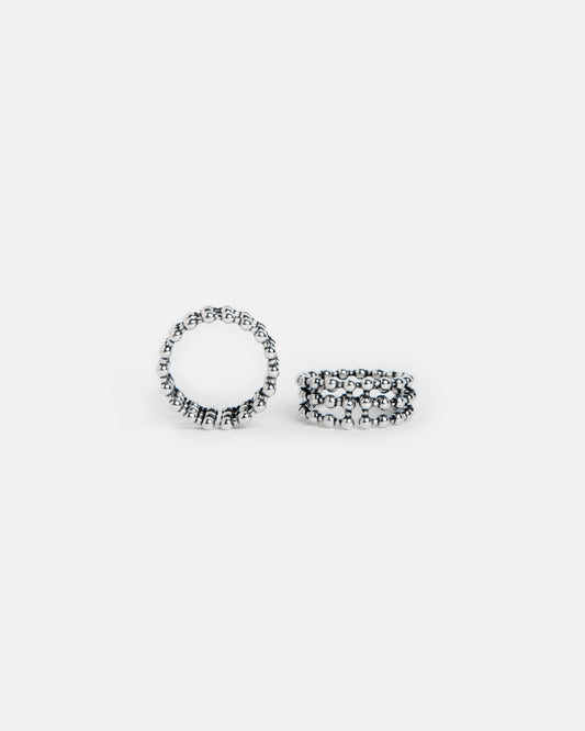 Anello stackable in Argento Sterling 925 con texture beaded, mostrato da due angolazioni su sfondo bianco.