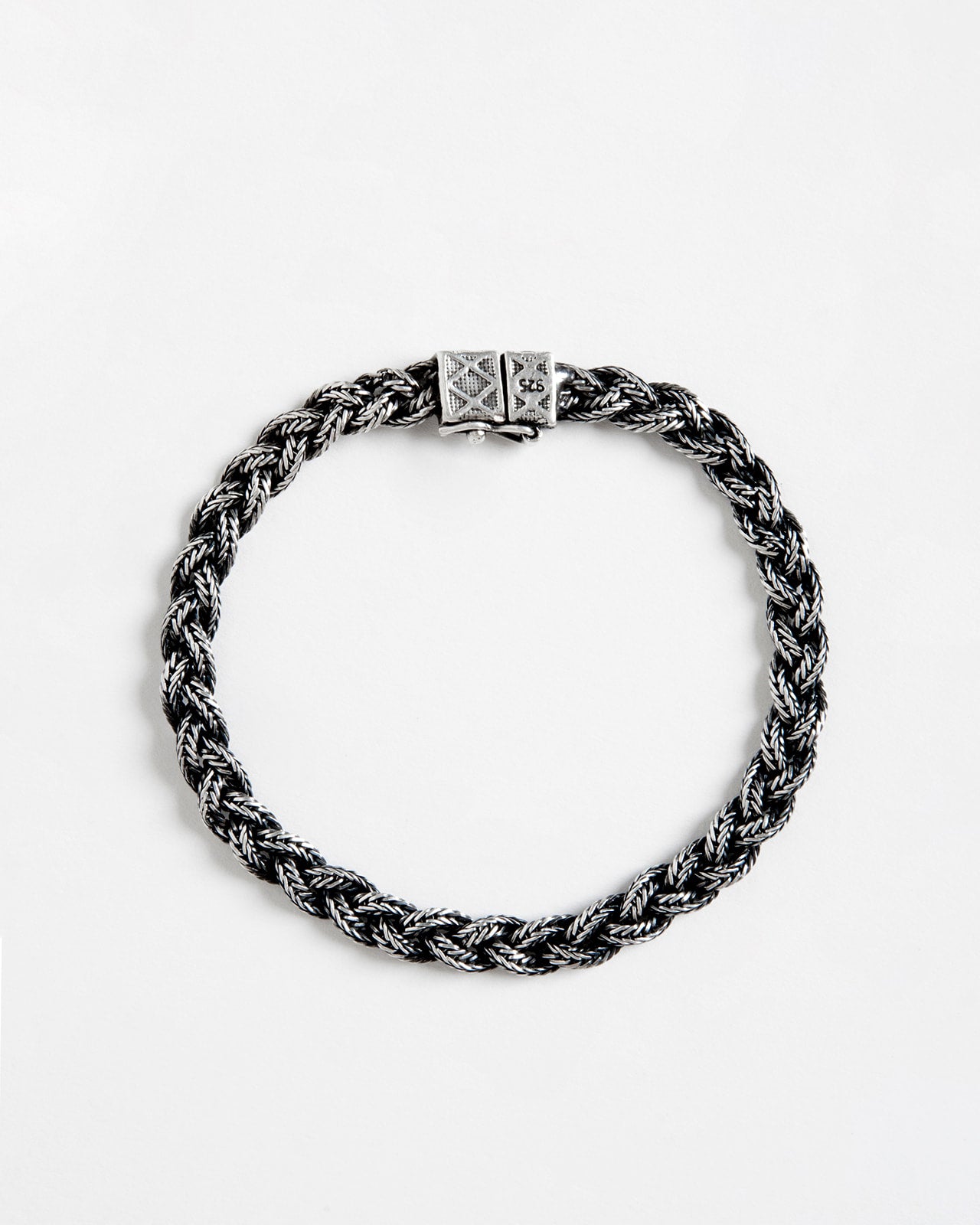 bracciale argento 925 intrecciato al polso, dettaglio chiusura bracciale argento maglia intrecciata