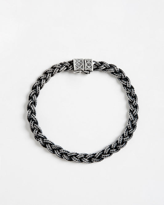 bracciale argento 925 intrecciato al polso, dettaglio chiusura bracciale argento maglia intrecciata