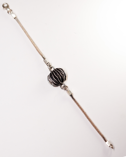 Dettaglio lavorazione brunita del Bracciale Guscio di Shali. Argento 925 con texture lamellare scultorea fatta a mano, linea Éclat Gioielli."
