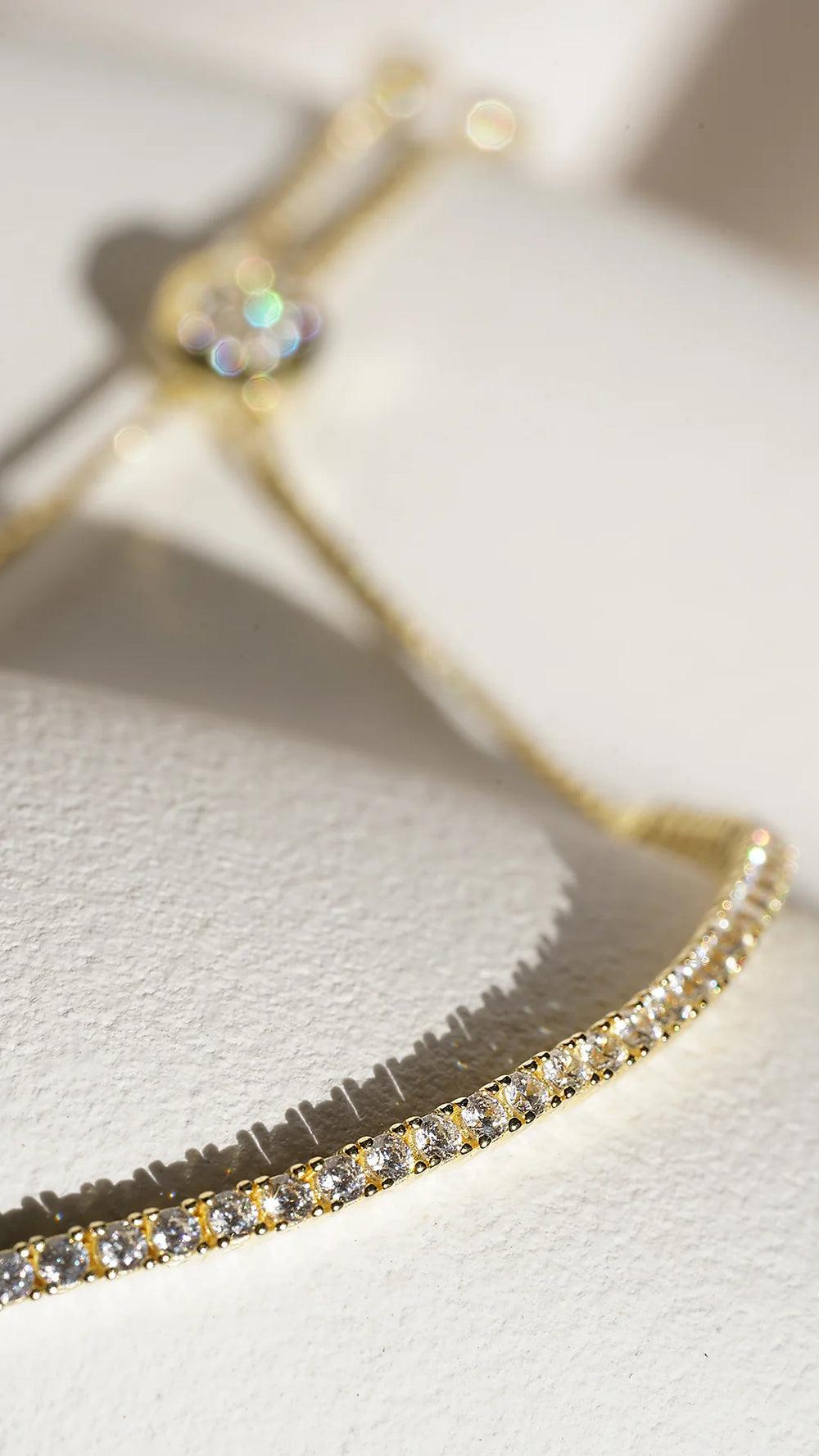 Bracciale regolabile in argento 925 placcato oro con design minimalista ed elegante, perfetto per ogni outfit con stile.ECLAT GIOIELLI