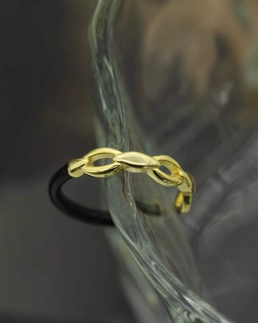 Perfect for any occasion, the Divine Intertwine Ring is a must-have for those who love timeless beauty and elegance
