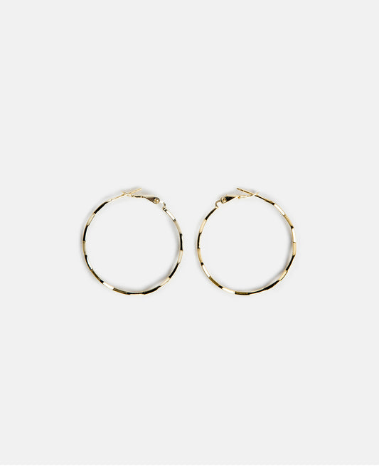 orecchini a cerchio grandi placcati oro 18k donna lavorazione diamond cut sfaccettata su sfondo bianco