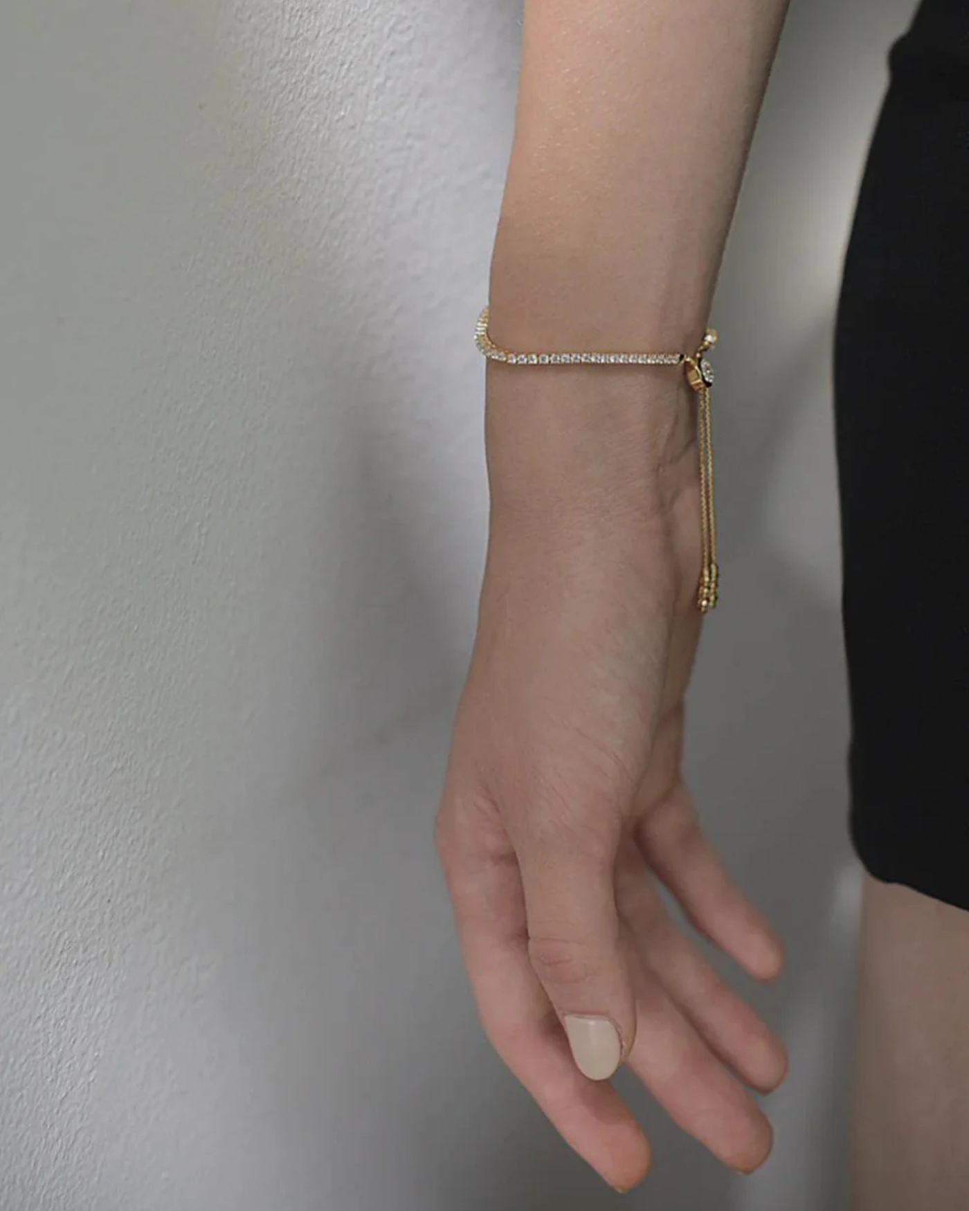Bracciale regolabile in argento 925 placcato oro con design minimalista ed elegante, perfetto per ogni occasione. ECLAT GIOIELLI