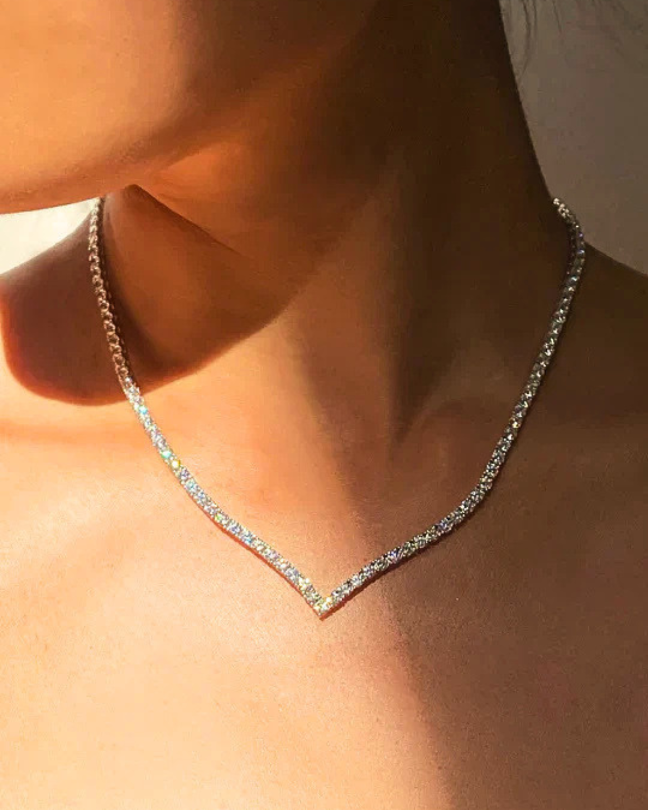 Esempio di layering: collana tennis a V abbinata a girocollo tennis classico ÉCLAT.