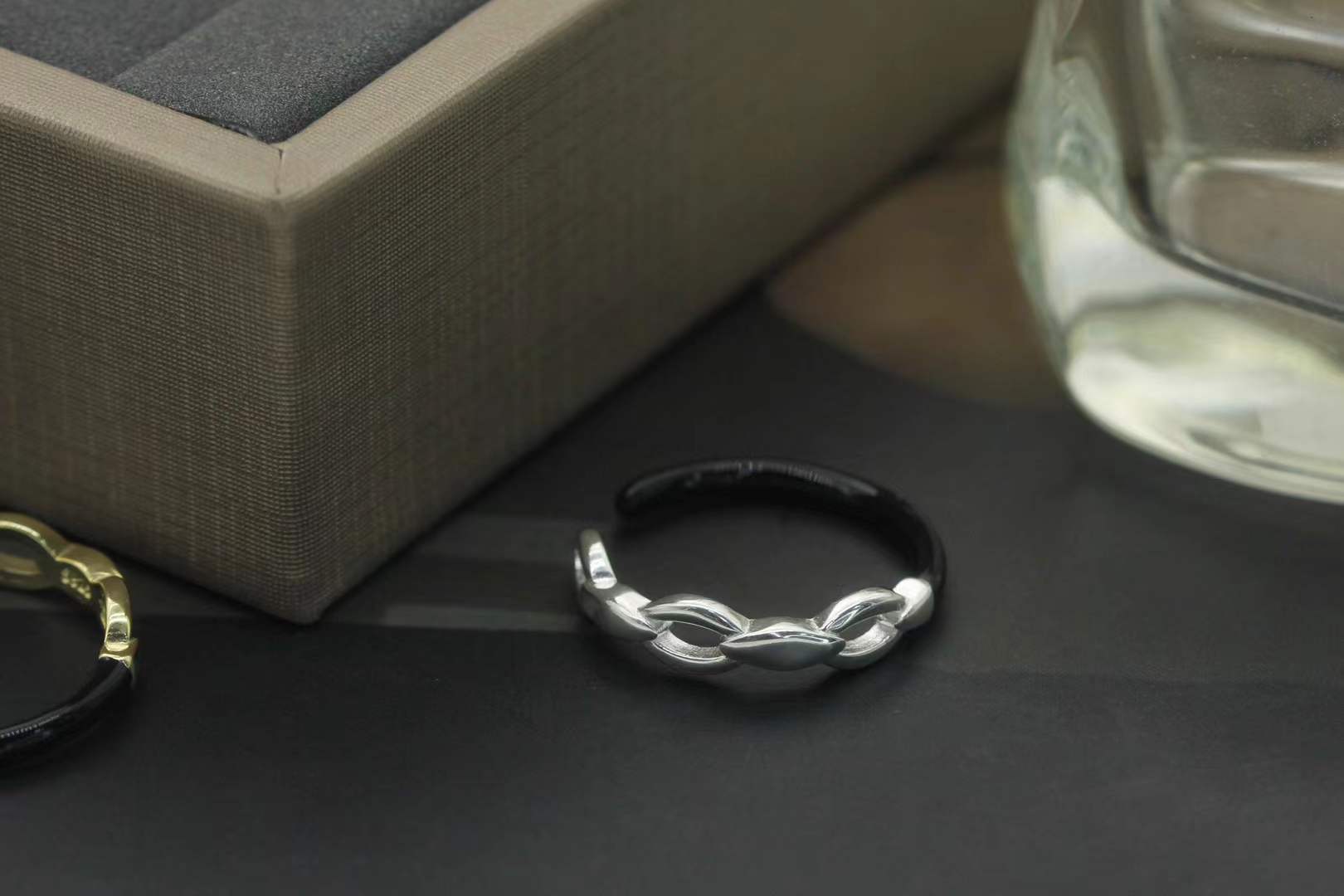 Bague Entrelacs Divin en Argent 925. Un design unique à mailles, disponible en argent, or rose et or jaune. Élégance et polyvalence à votre doigt."