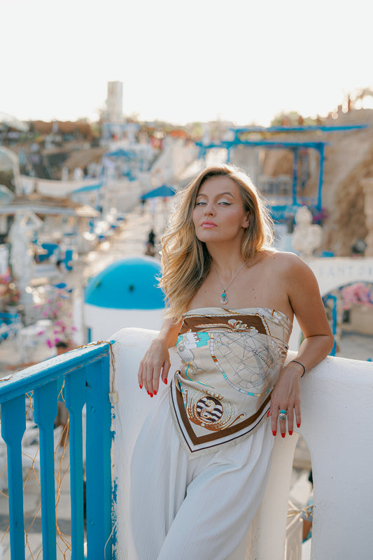 Modella indossa la parure Segreto di Siwa con collana e anello in Argento 925 e Turchese. Un look luminoso ed elegante firmato Éclat Gioielli, ispirato ai colori dell'Oasi."