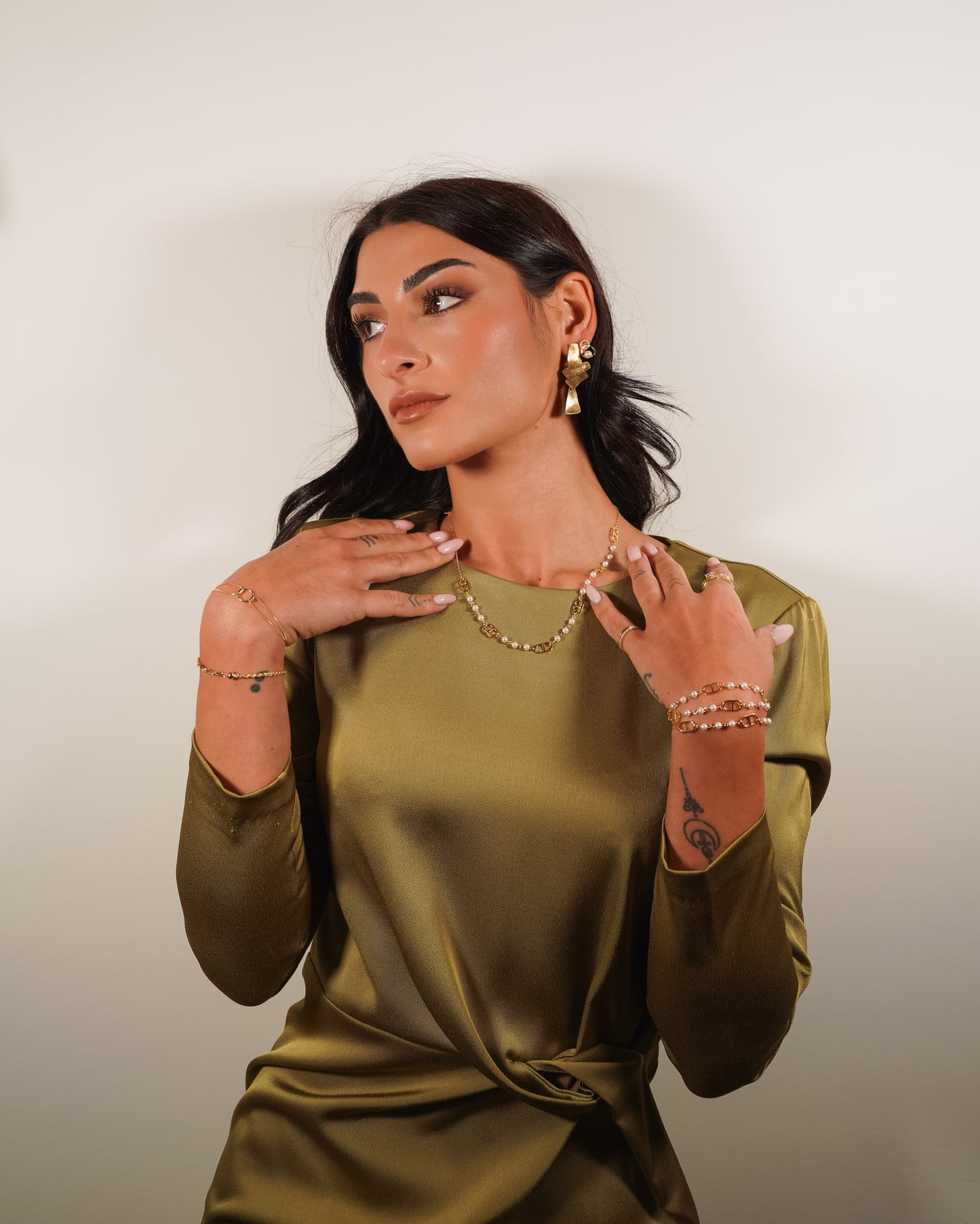 una modella indossa orecchini oro eclat gioielli in argento 925
