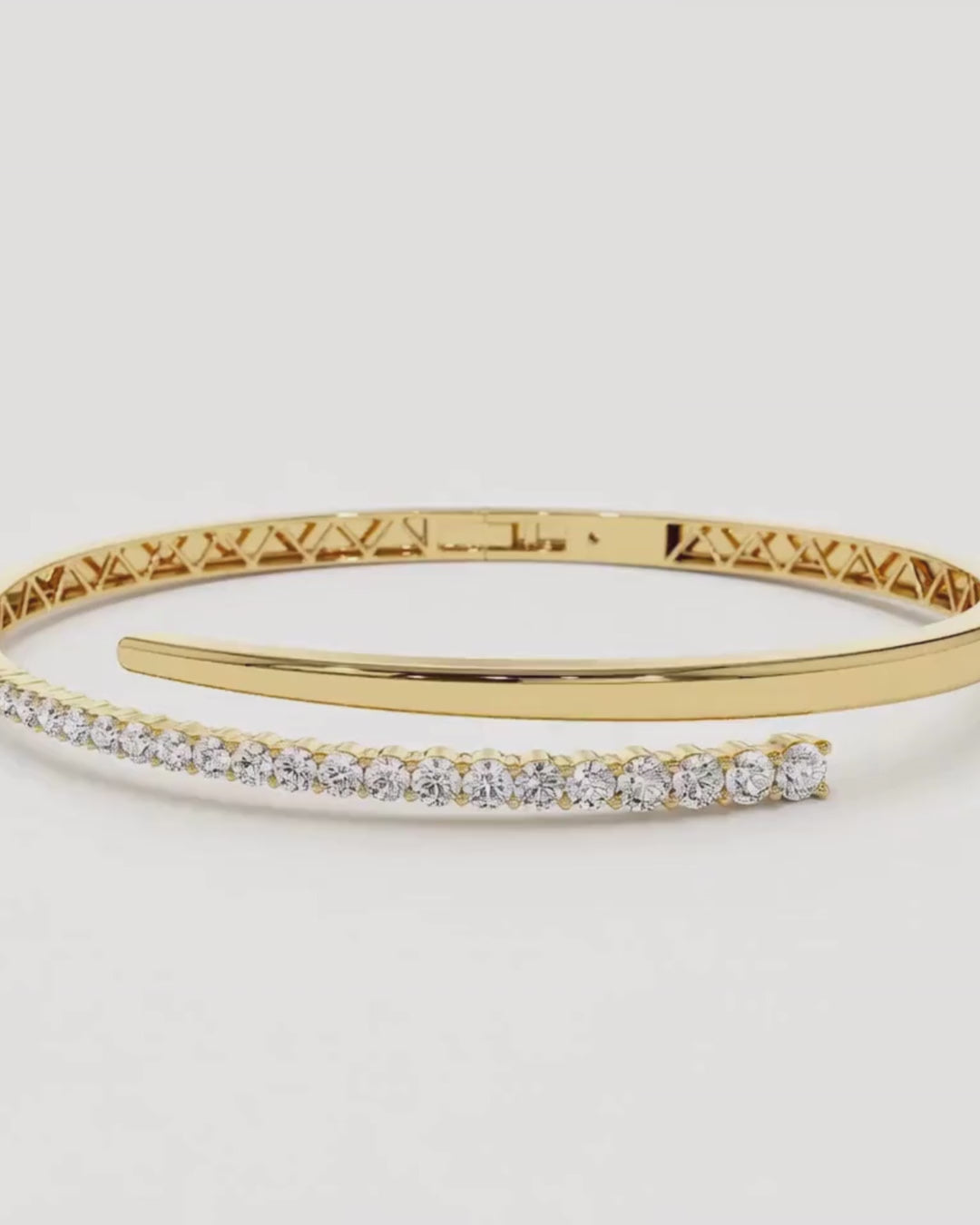 Video presentazione prodotto Bracciale Tennis Bangle Eclat Gioielli, rotazione a 360 gradi che mostra la placcatura oro e la brillantezza dei cristalli.
