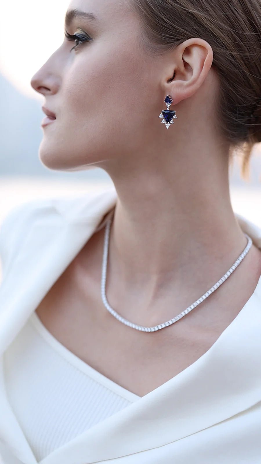 Collana tennis in argento 925 con zirconi bianchi da 3mm, indossata in layering.