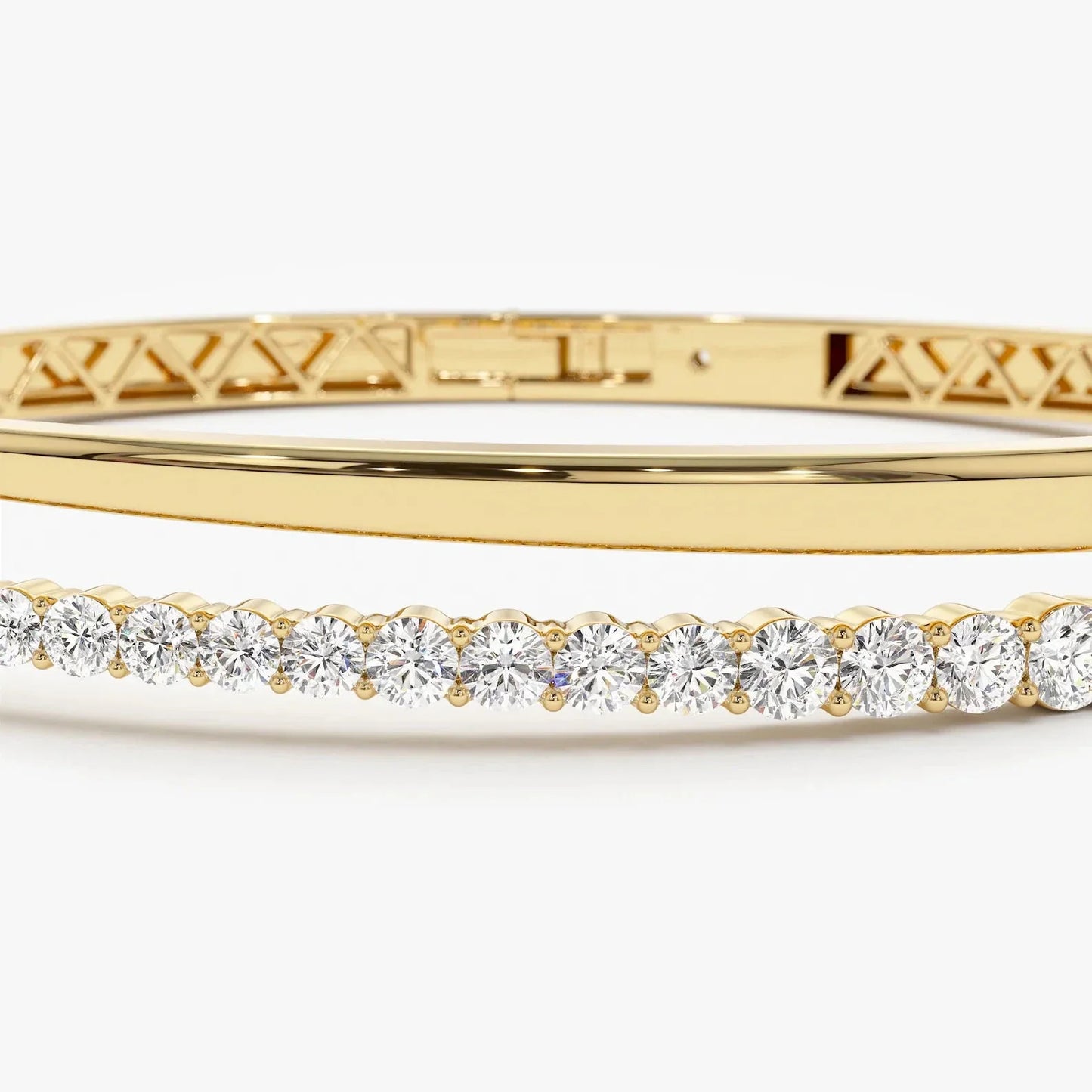 Dettaglio bracciale rigido tennis indossato al polso, argento 925 gold plated con pietre brillanti incastonate, stile elegante e moderno.