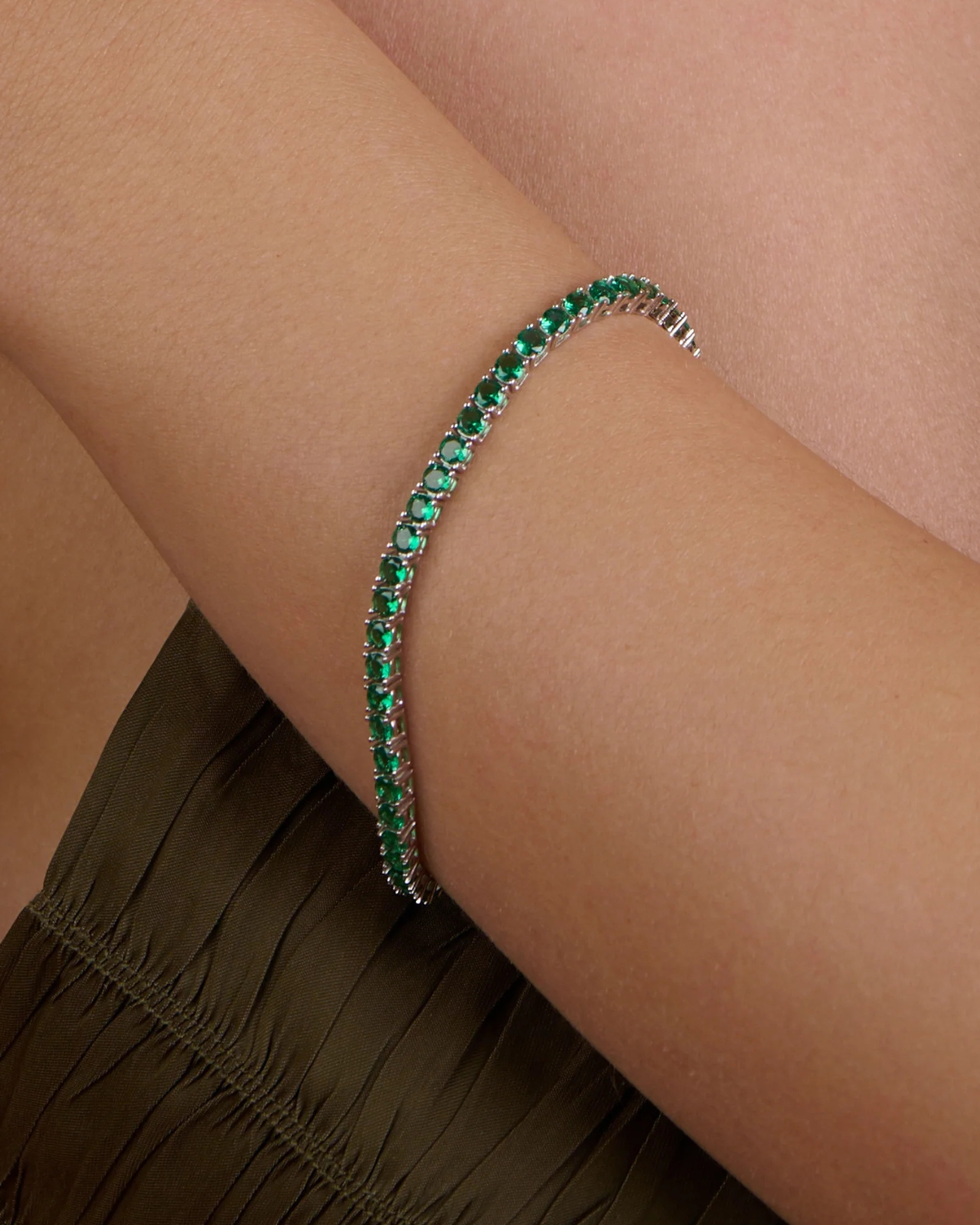 Bracciale Tennis con zirconi verdi smeraldo indossato, montatura in argento placcato oro 18kt Eclat Gioielli