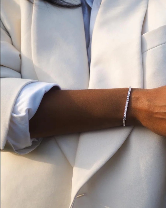 "Dettaglio polso con Bracciale Tennis Éclat in Argento 925 e zirconi bianchi da 3mm. Un classico intramontabile della Collezione Brillanti, perfetto per layering o da indossare da solo."