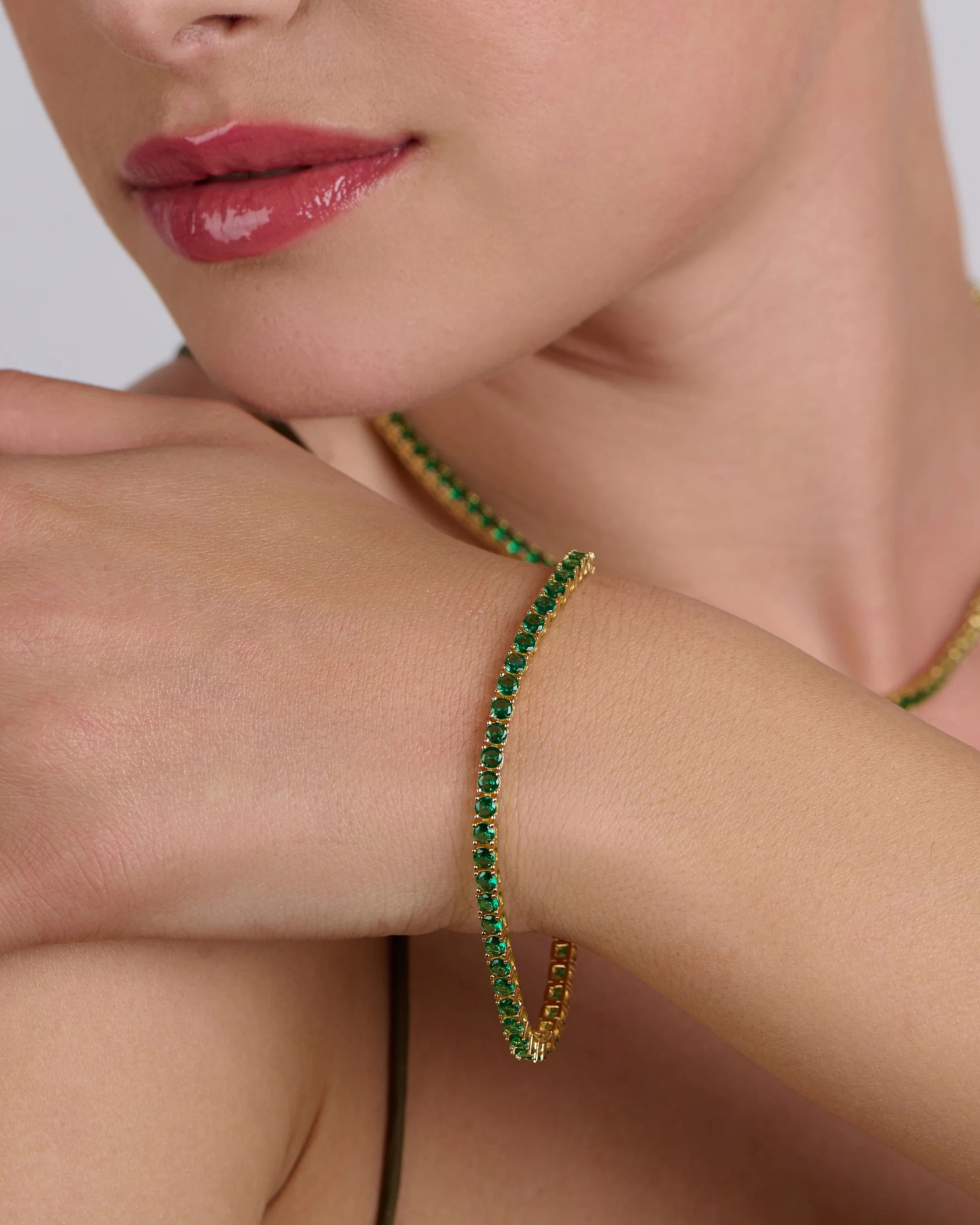 Set gioielli smeraldo Eclat: bracciale tennis e collana coordinata in oro e zirconi verdi, look elegante da cerimonia.